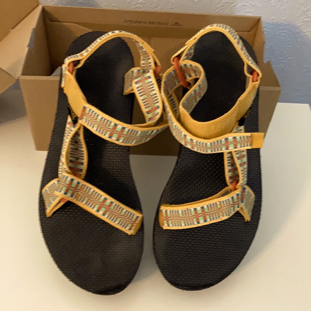 Teva flatform sandals size 8 yellow